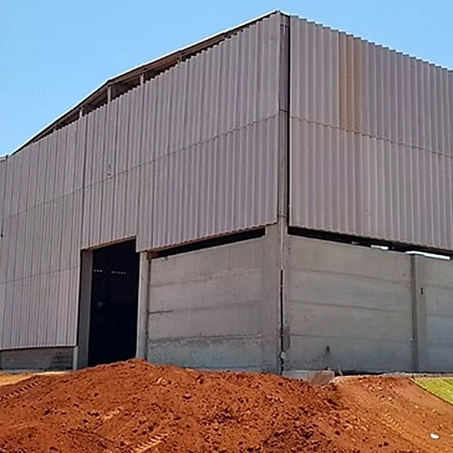 Galpão industrial em fase final de fechamento